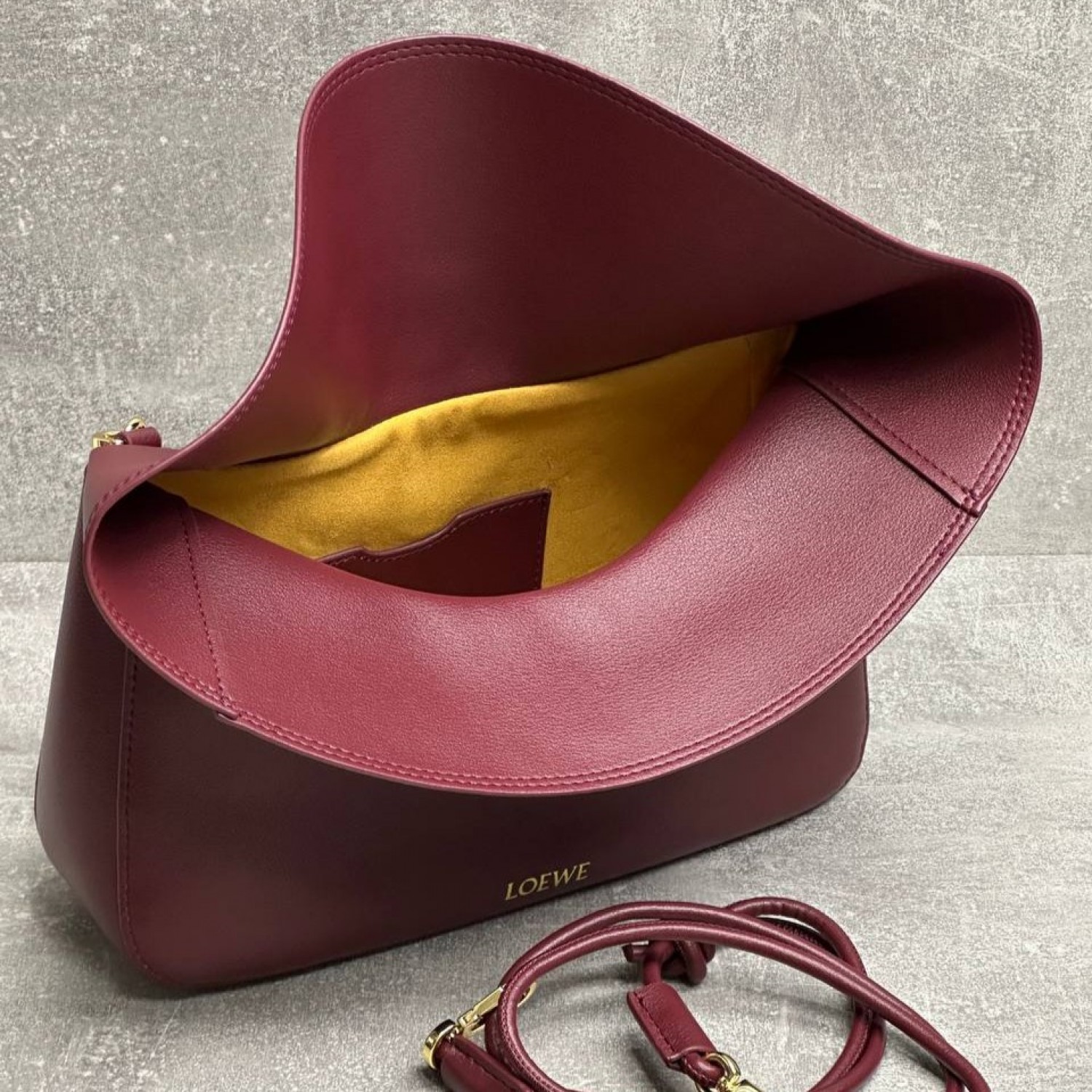 Сумка  LOEWE Ola