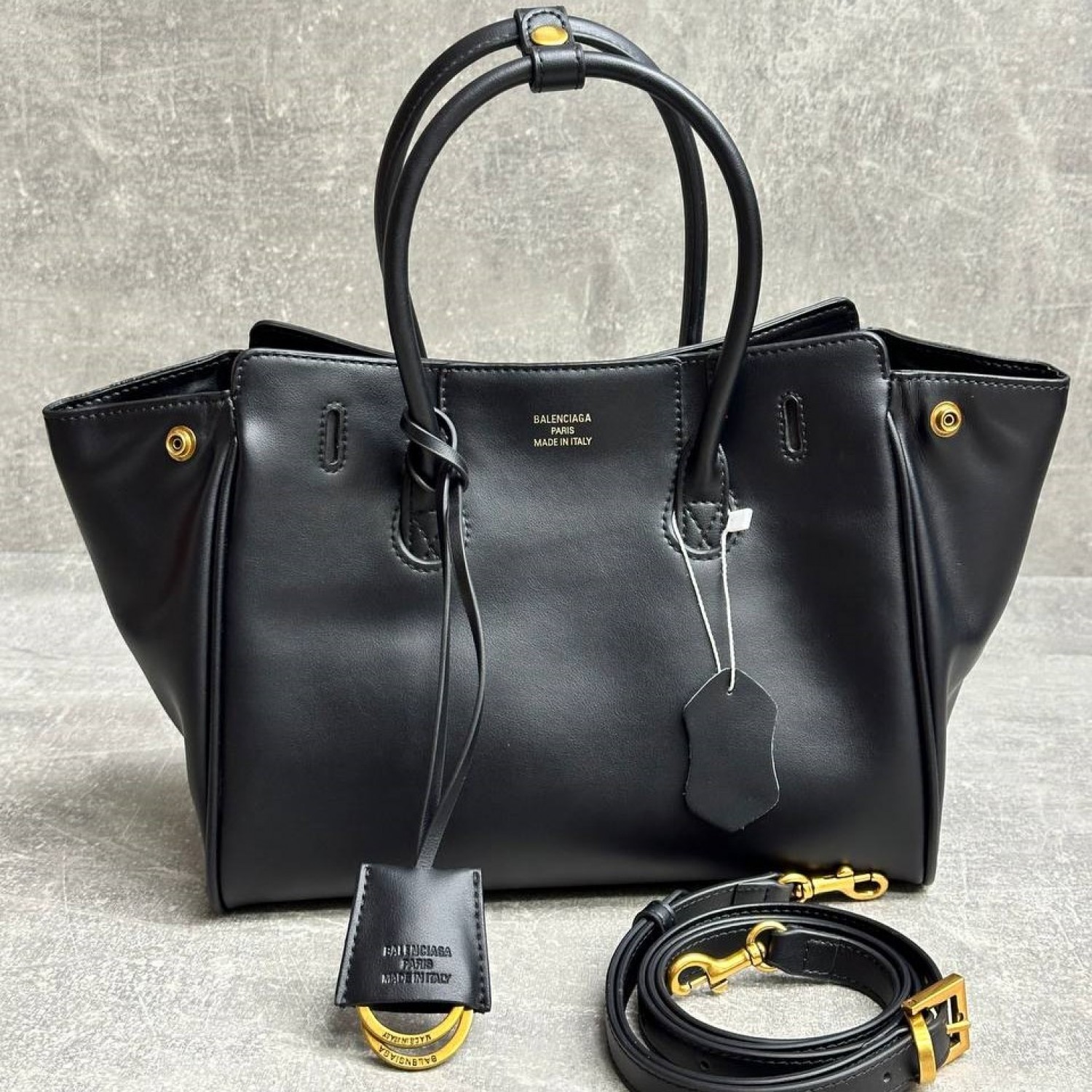 Сумка Balenciaga Carrie All