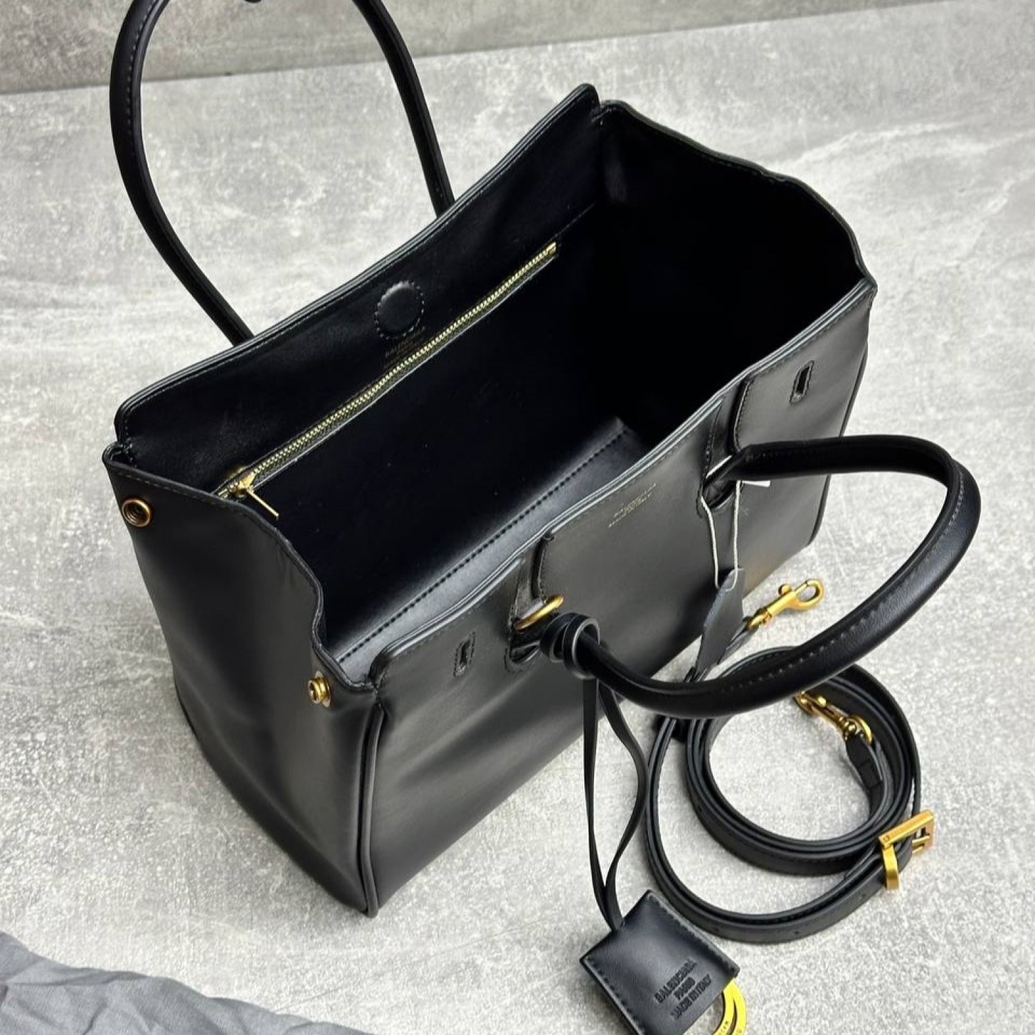 Сумка Balenciaga Carrie All