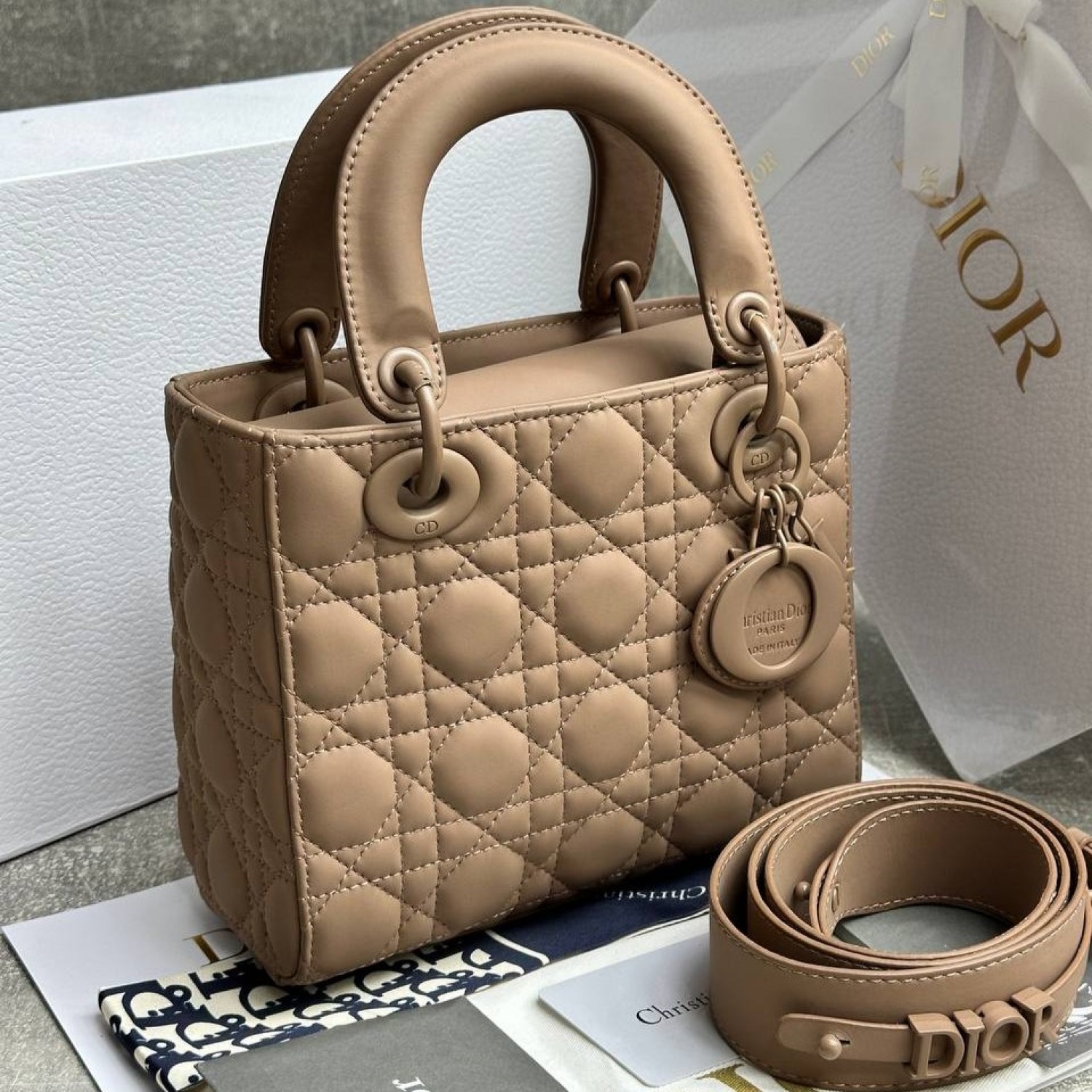 Сумка-саквояж Dior Lady Midi Сумка-саквояж Dior Lady Midi