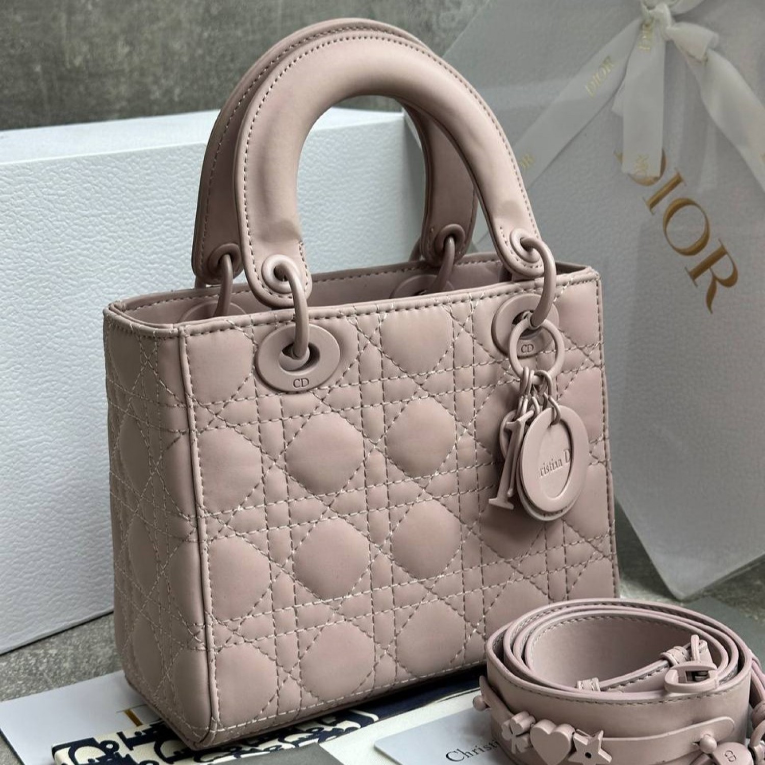 Сумка-саквояж Dior Lady Midi Сумка-саквояж Dior Lady Midi