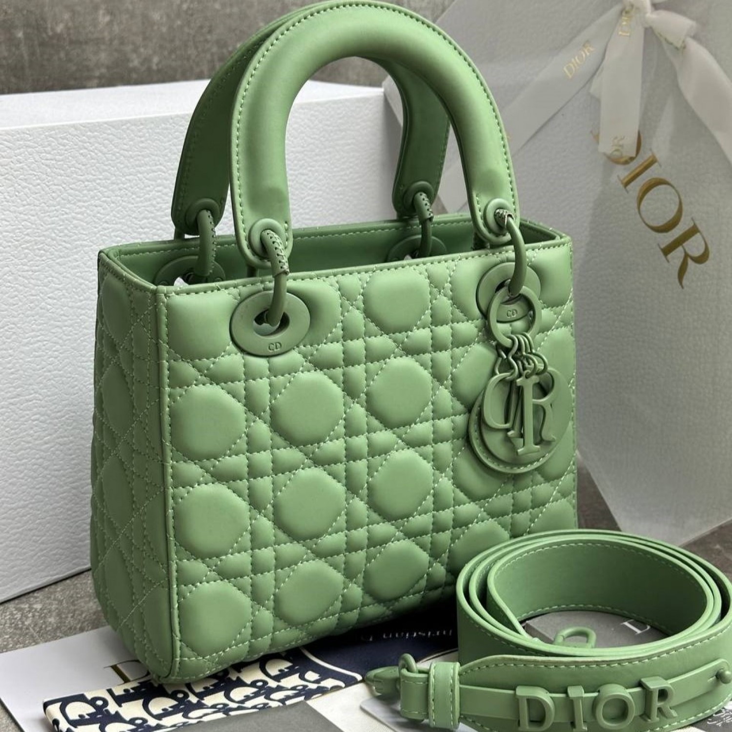 Сумка-саквояж Dior Lady Midi Сумка-саквояж Dior Lady Midi