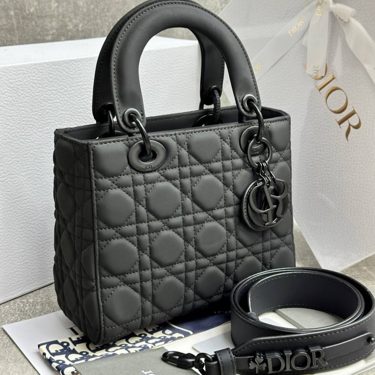 Сумка-саквояж Dior Lady Midi Сумка-саквояж Dior Lady Midi