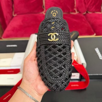 Шлепанцы Chanel  кожаные с открытой пяткой