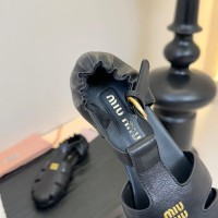 Сандалии Miu Miu на плоской подошве