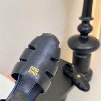 Сандалии Miu Miu на плоской подошве