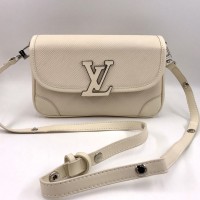 Сумка Louis Vuitton с объёмным логотипом LV