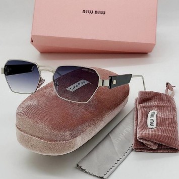 Солнцезащитные очки Miu Miu