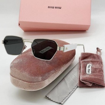 Солнцезащитные очки Miu Miu