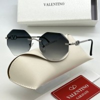 Солнцезащитные очки Valentino