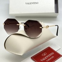 Солнцезащитные очки Valentino