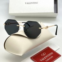 Солнцезащитные очки Valentino