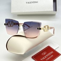 Солнцезащитные очки Valentino