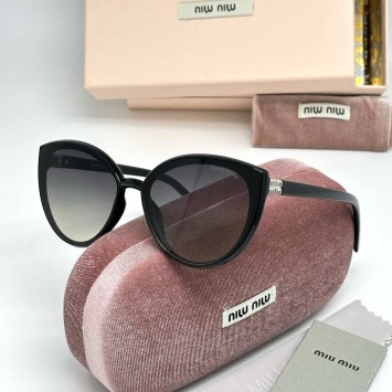 Солнцезащитные очки Miu Miu