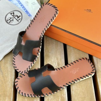 Сандалии Hermes с культовым вырезом