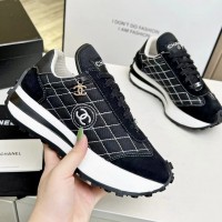 Комбинированные кроссовки Chanel со стеганым узором