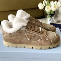 Зимние замшевые кеды Prada с мехом