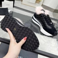 Зимние кроссовки Chanel с пушистым воротником