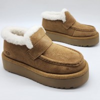 Зимние угги UGG с меховой отделкой