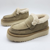 Зимние угги UGG с меховой отделкой