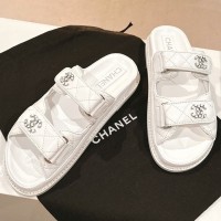 Кожаные шлепанцы Chanel с логотипом