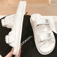 Кожаные шлепанцы Chanel с логотипом