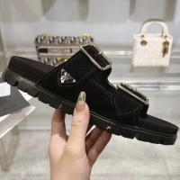 Замшевые шлепанцы Prada с логотипом