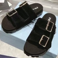Замшевые шлепанцы Prada с логотипом