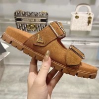 Замшевые шлепанцы Prada с логотипом