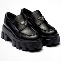 Лоферы Prada Monolith с треугольным логотипом