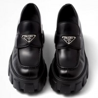Лоферы Prada Monolith с треугольным логотипом