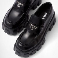 Лоферы Prada Monolith с треугольным логотипом