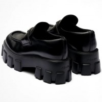 Лоферы Prada Monolith с треугольным логотипом