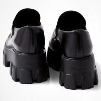 Лоферы Prada Monolith с треугольным логотипом