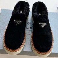 Зимние лоферы Prada с пушистым воротником