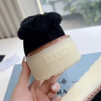 Зимние лоферы Prada с пушистым воротником