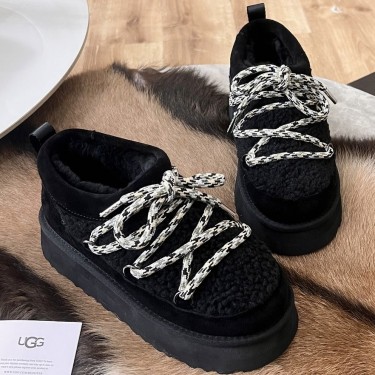 Зимние ботинки UGG с меховой отделкой