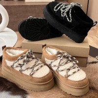 Зимние ботинки UGG с меховой отделкой