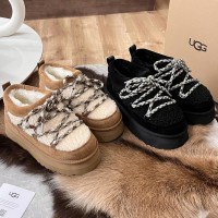 Зимние ботинки UGG с меховой отделкой