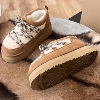 Зимние ботинки UGG с меховой отделкой