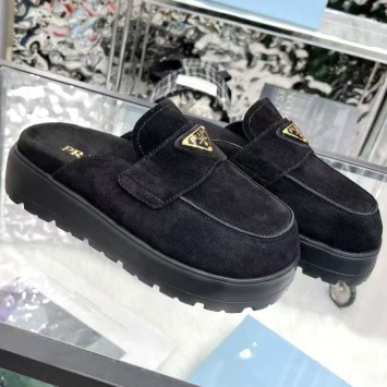 Замшевые мюли Prada с логотипом
