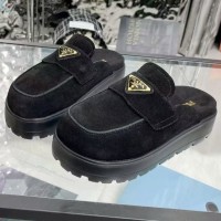 Замшевые мюли Prada с логотипом