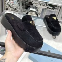 Замшевые мюли Prada с логотипом