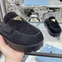 Замшевые мюли Prada с логотипом