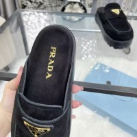 Замшевые мюли Prada с логотипом