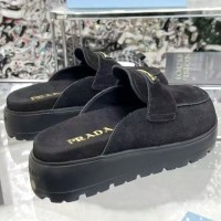 Замшевые мюли Prada с логотипом