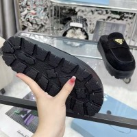 Замшевые мюли Prada с логотипом