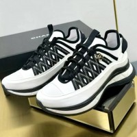 Комбинированные кроссовки Chanel с логотипом