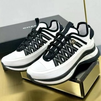 Комбинированные кроссовки Chanel с логотипом