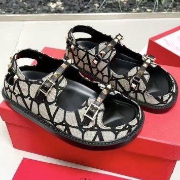 Сандалии Valentino Rockstud